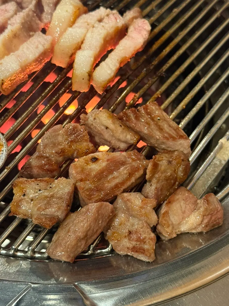 연탄불에 올린 삼겹살과 특수부위