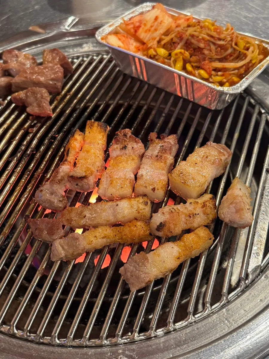 익어가는 항정살과 돼지 껍데기