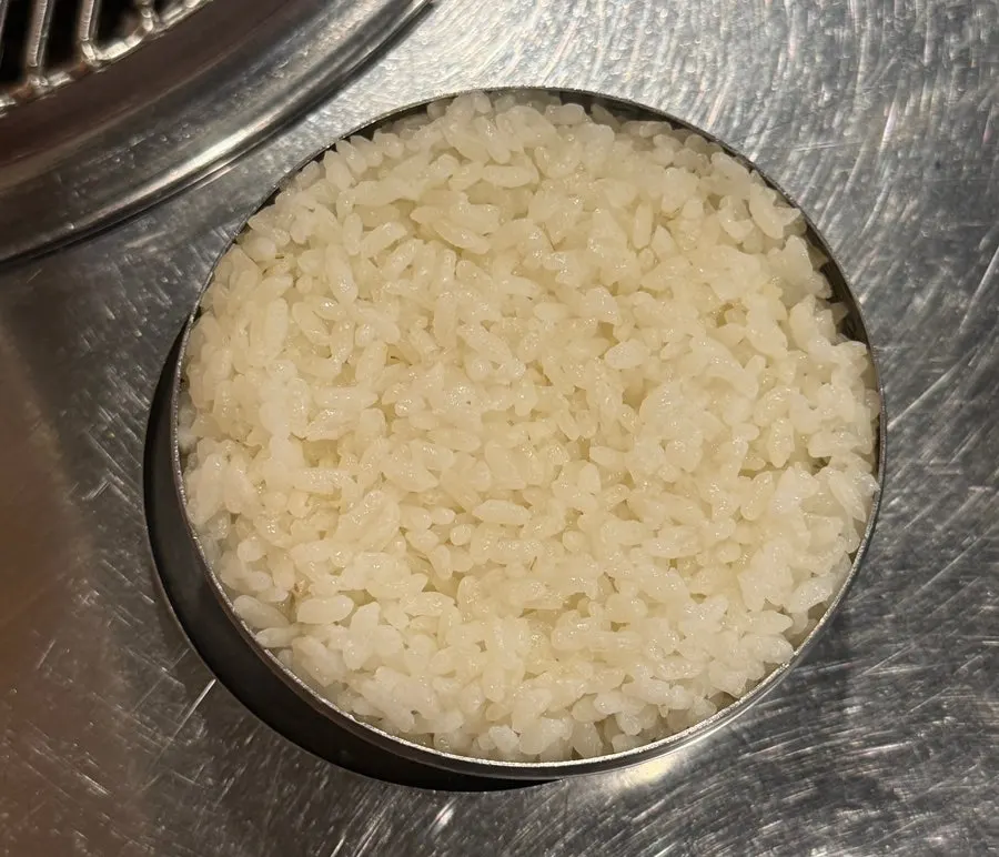 고기와 두부 야채가 든 김치찌개