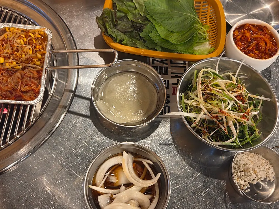 상록회관 고성점 테이블과 연탄구이 분위기
