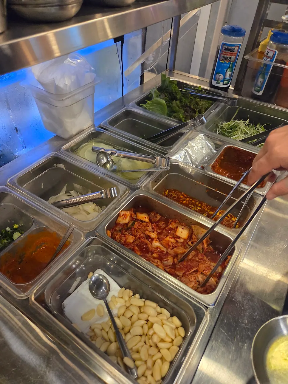 테이블에 차려진 기본 반찬