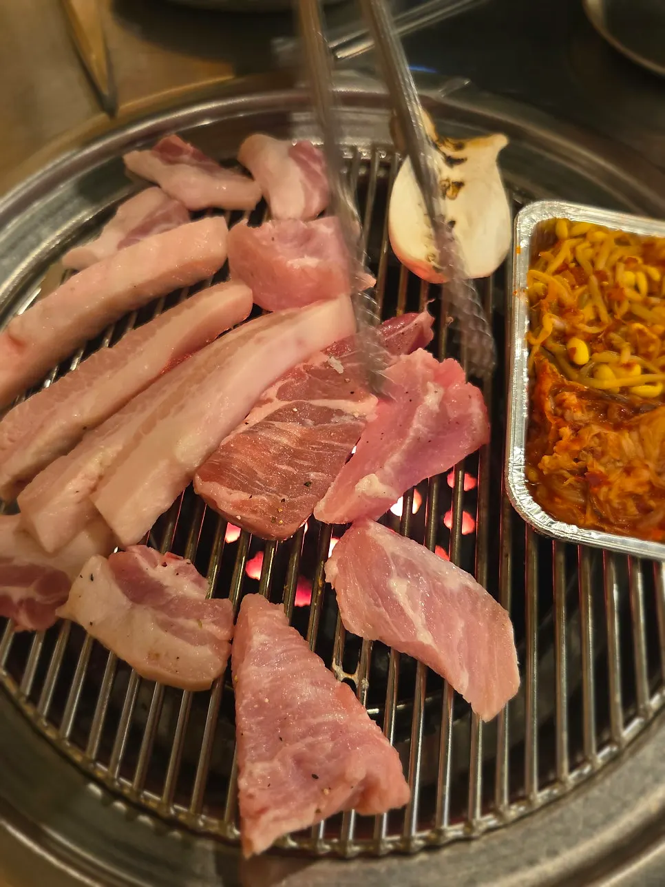 연탄불에 올린 두툼한 삼겹살
