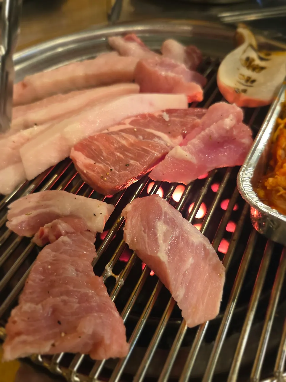 소금에 찍어 먹는 삼겹살 한 점