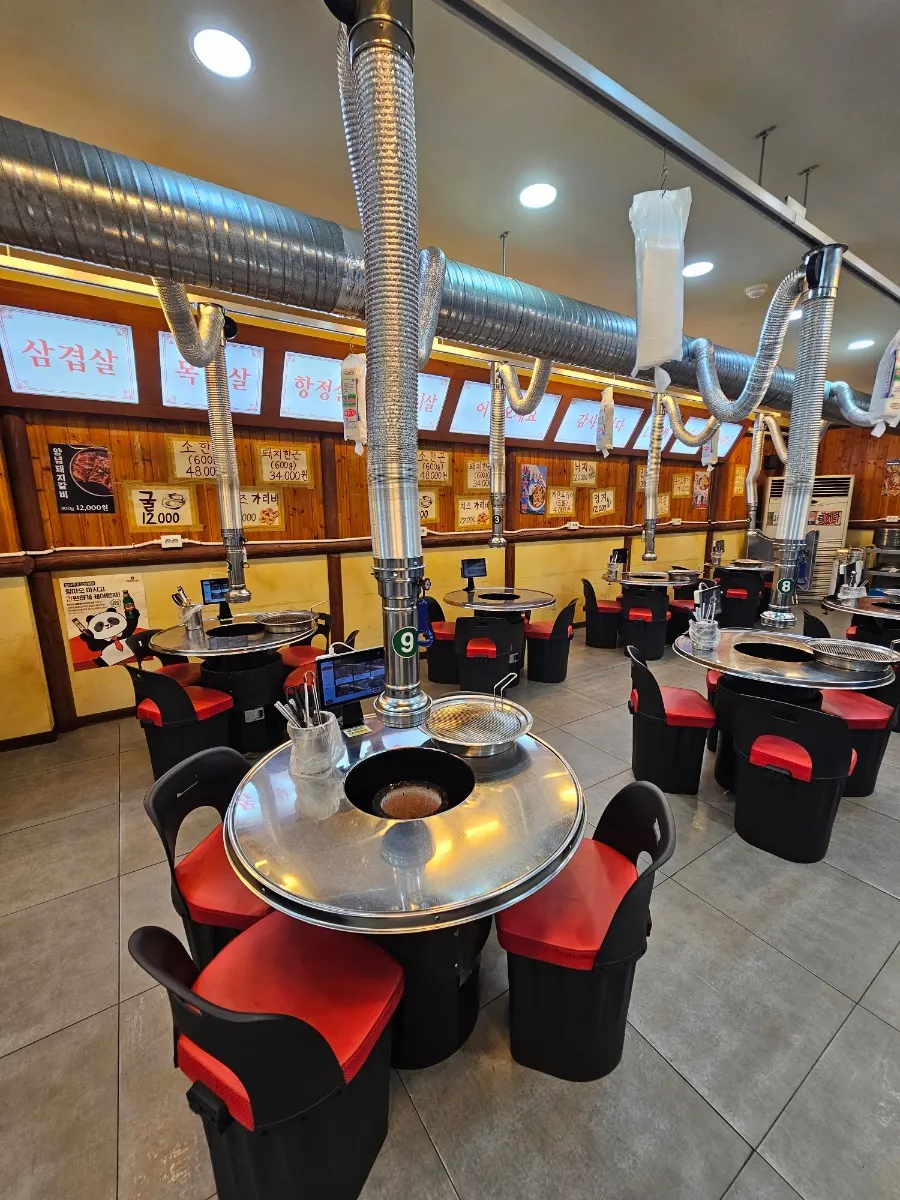 摆放圆桌的宽敞店内大厅