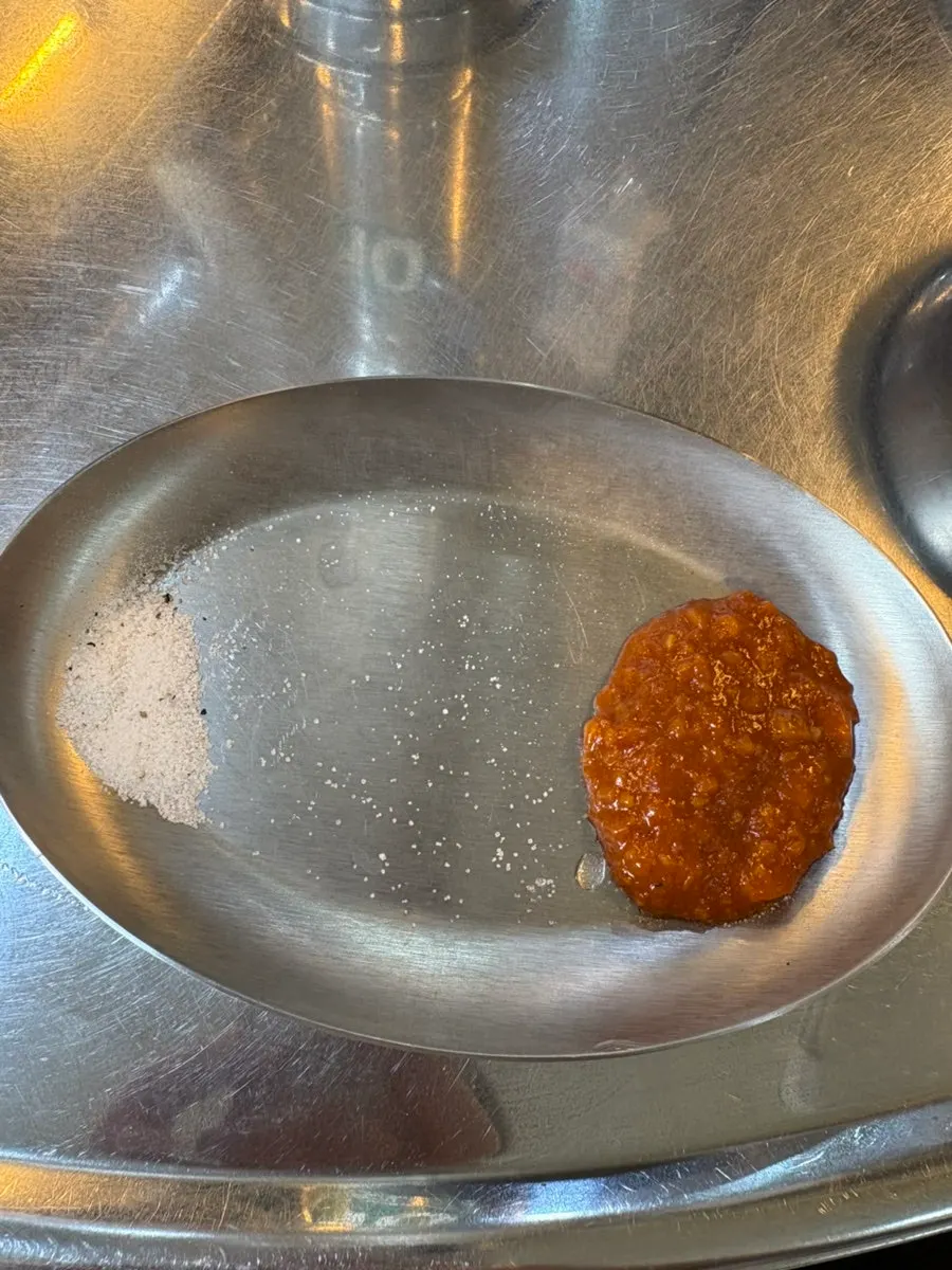 테이블마다 놓인 태블릿 주문 화면