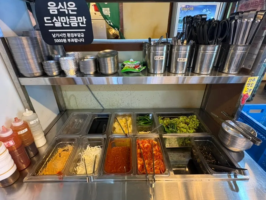 기본 반찬이 세팅된 고깃집 테이블