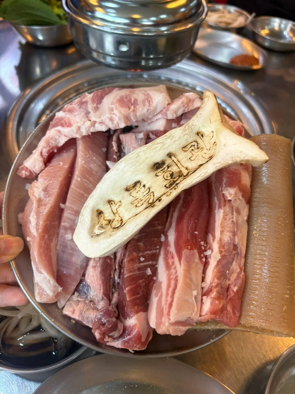 연탄불 위에 올린 돼지한근 고기