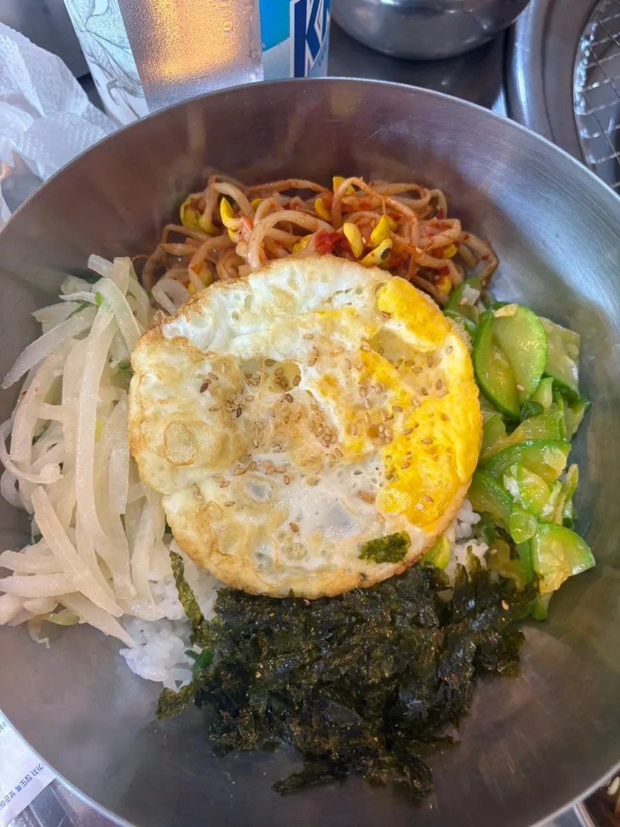 연탄불에서 익어가는 여러 부위 돼지고기
