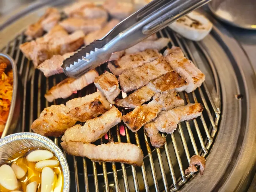 在炭火烤盘上烤制的五花肉