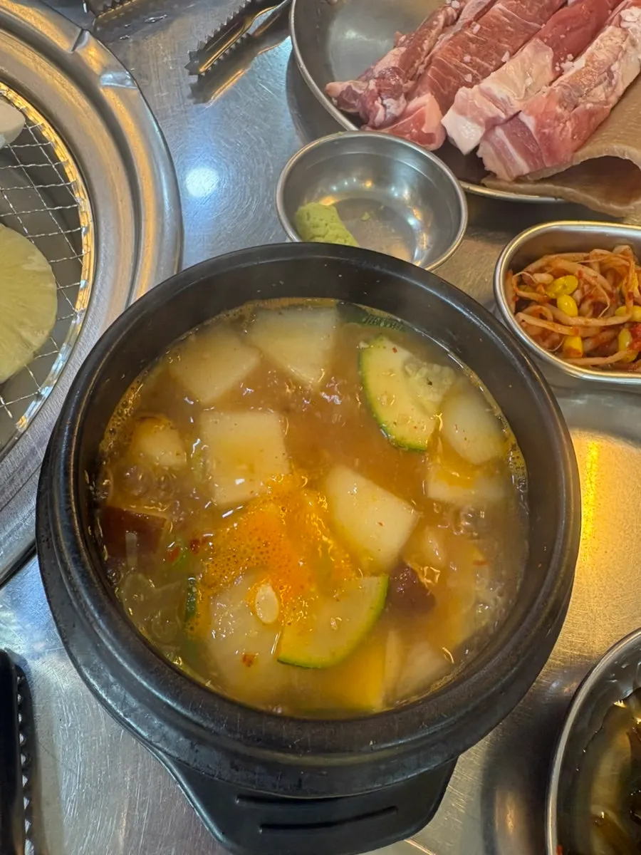 노릇하게 구워진 연탄구이 고기