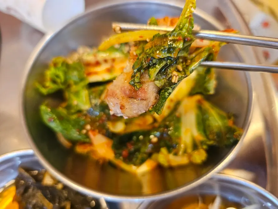 生菜上放肉、米饭和豆芽的生菜包肉