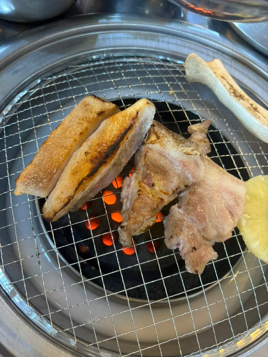 고기와 함께 차려진 된장찌개 한 상