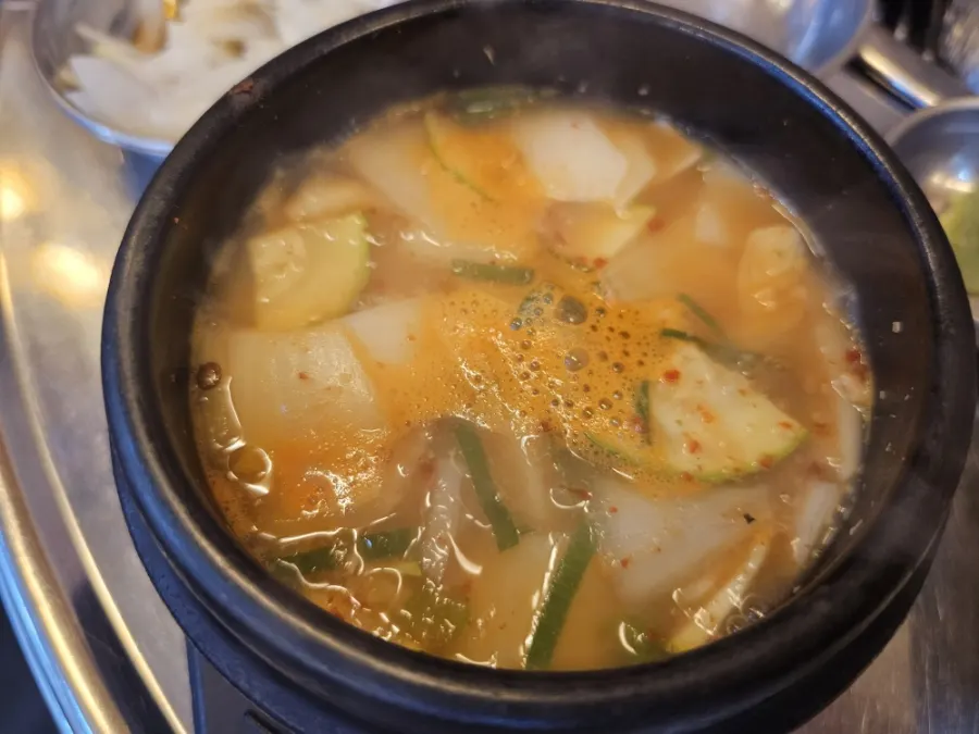 配肉摆放的餐桌全景