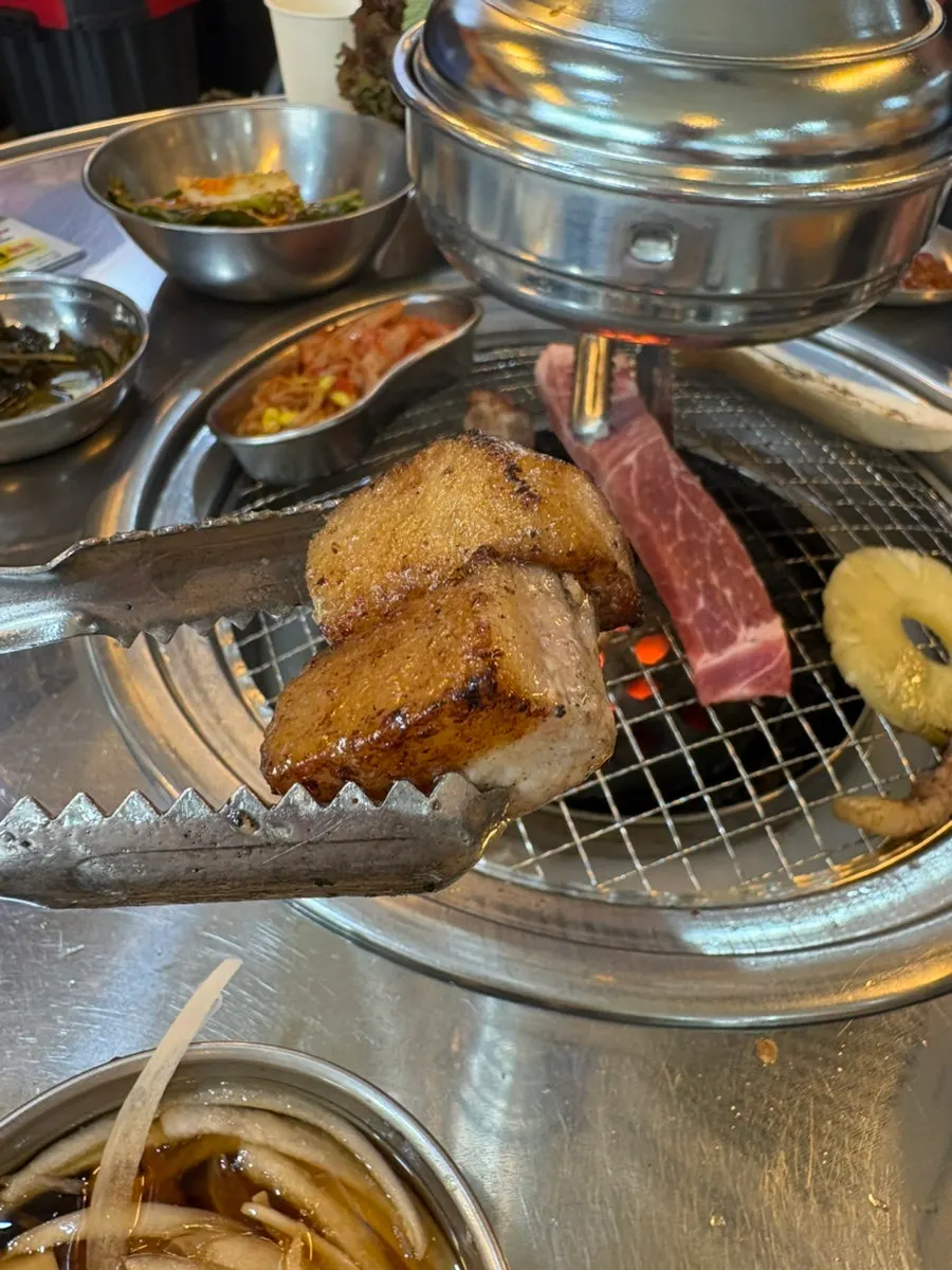 비빔밥과 구운 고기 한 점