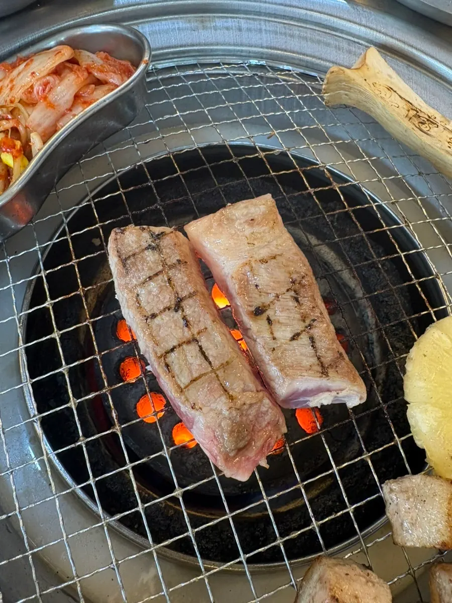 불향이 입혀진 돼지고기 구이