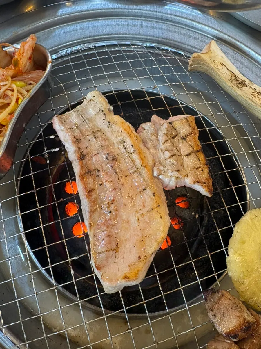 부위별로 구워진 연탄구이 돼지고기