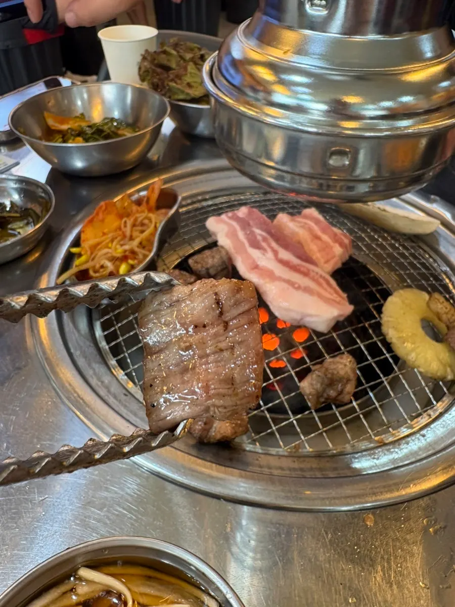 연탄불 위에서 익는 고기 근접 모습