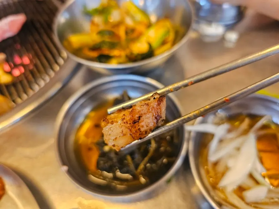 炭火上烤制的梅花肉