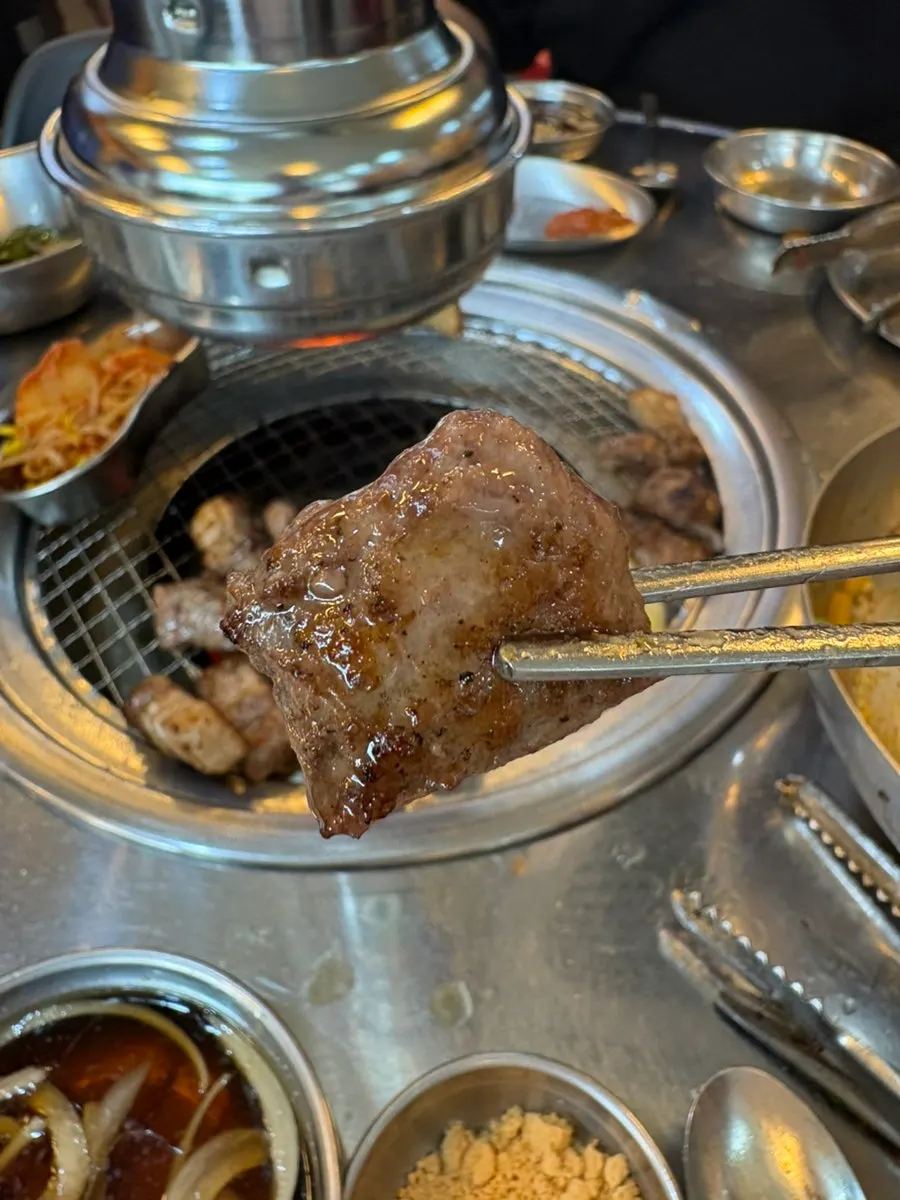 쌈과 함께 먹는 연탄구이 고기