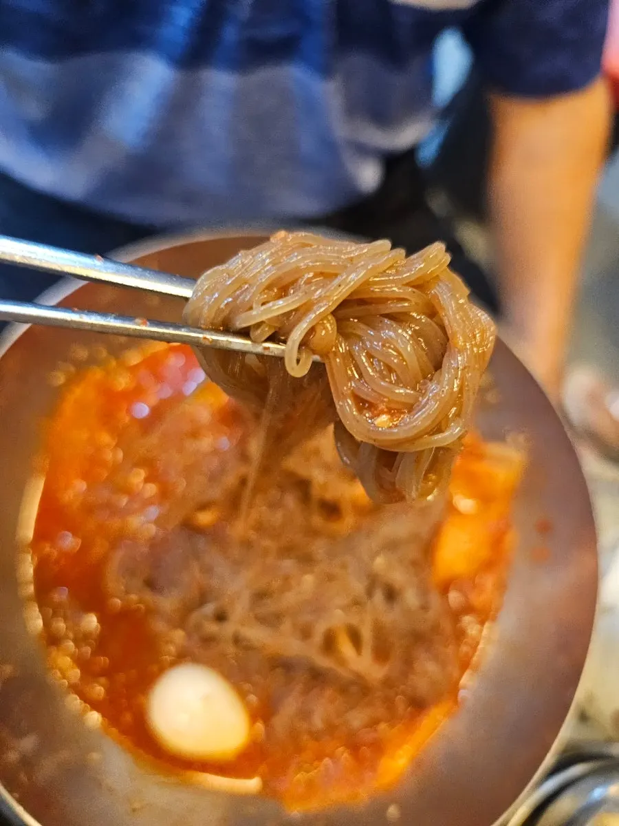 加了调味酱的拌冷面一碗