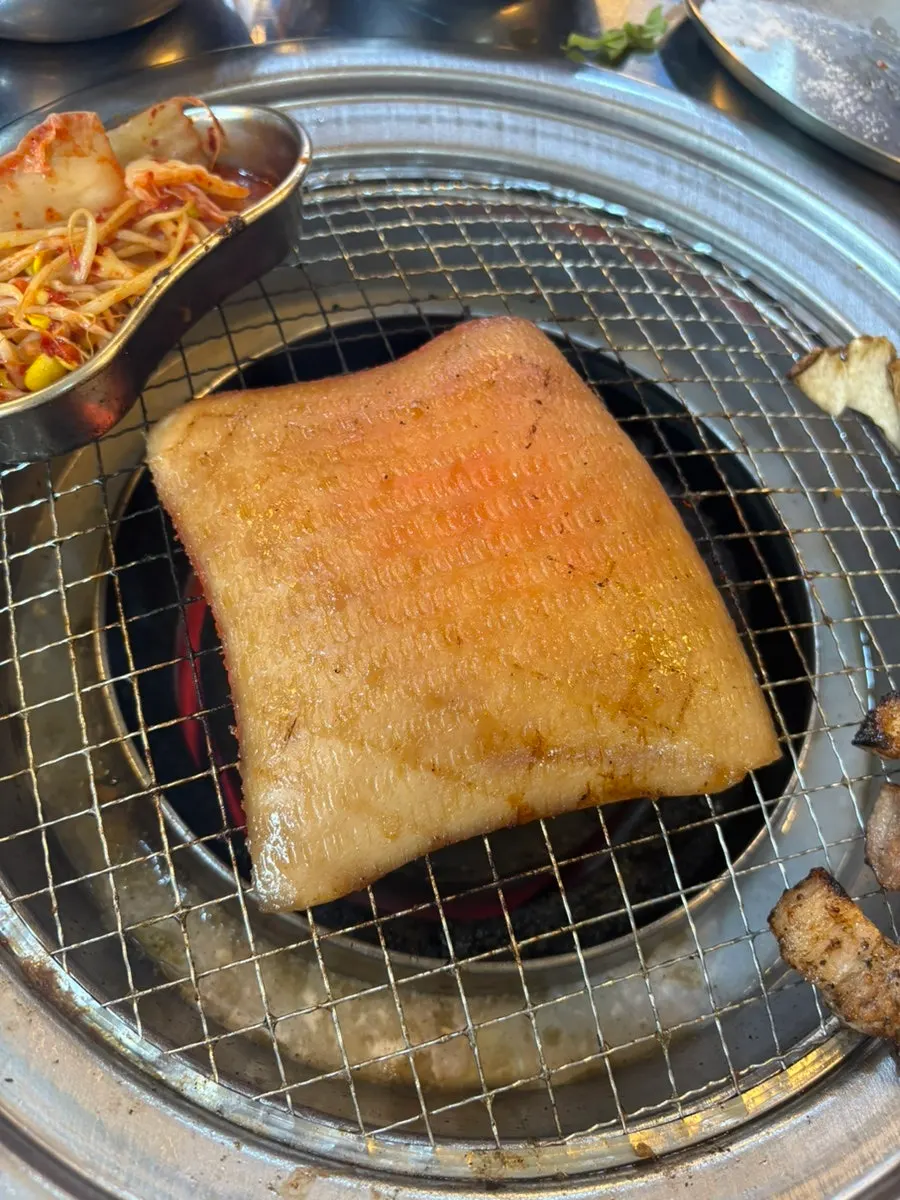 양념이 발린 얇은 돼지껍데기