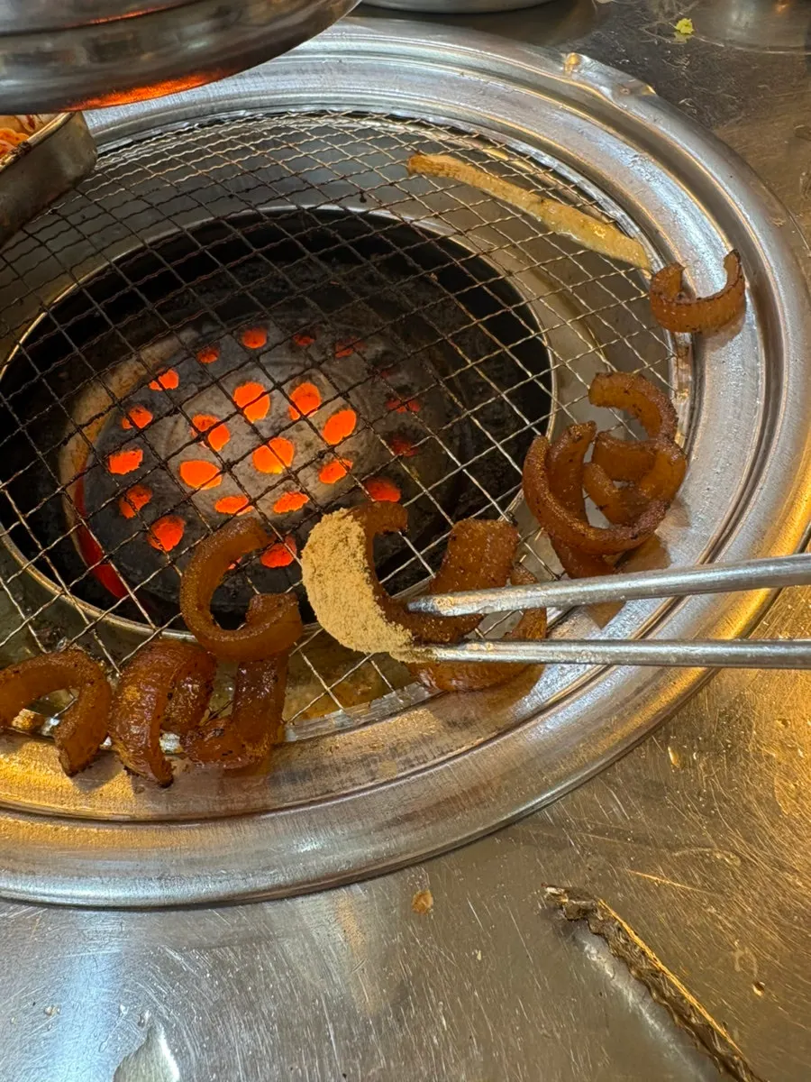 연탄불에 구운 돼지껍데기와 콩가루