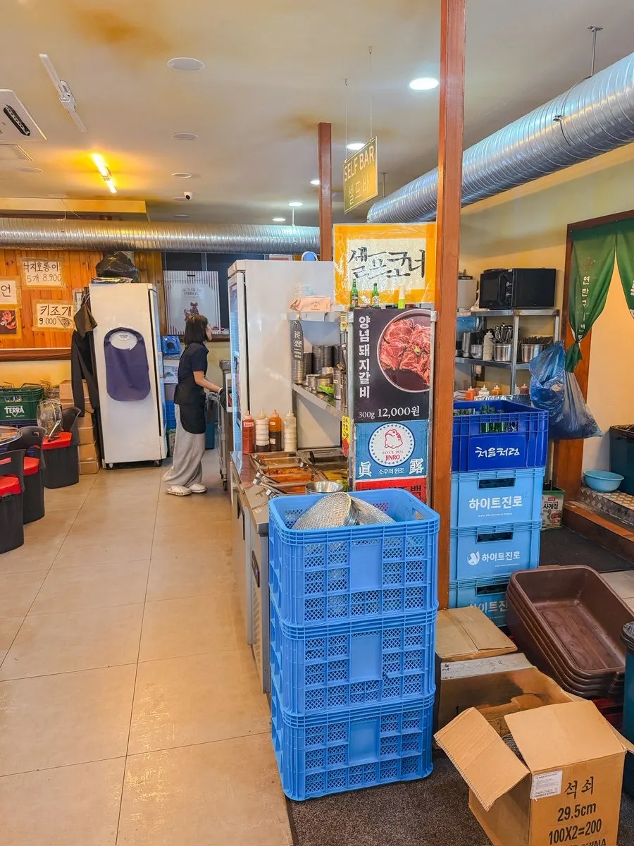 Spacious interior with 4-person tables
