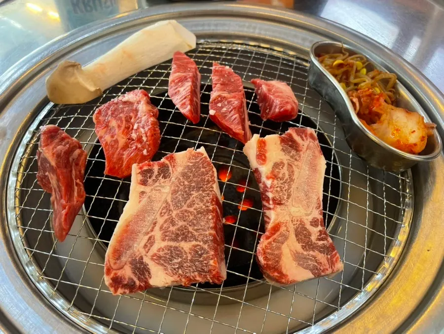접시에 담긴 돼지막창 100g