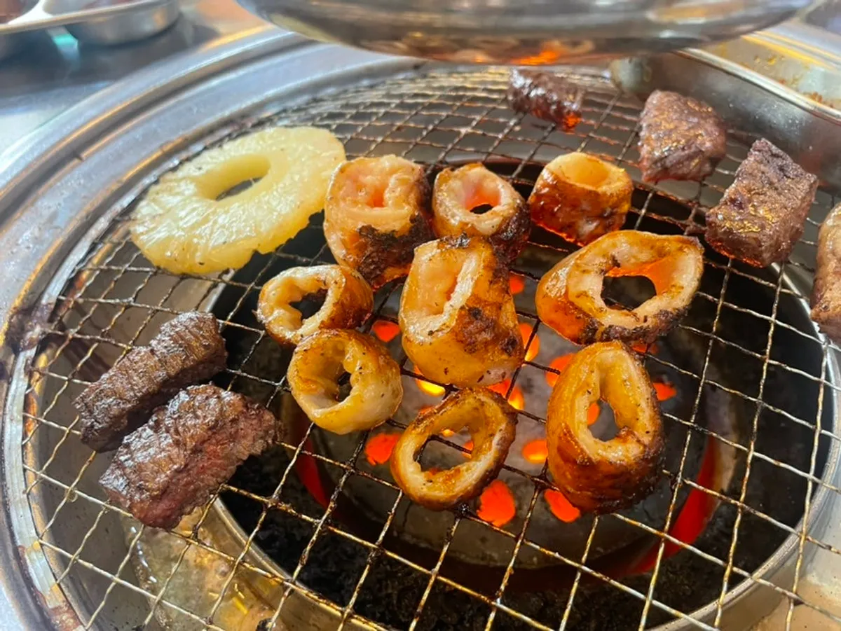 불판 위에 모아놓은 소고기와 막창