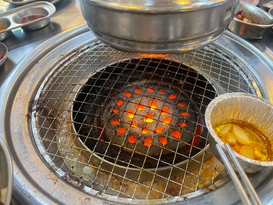 고기와 냉면, 된장찌개가 놓인 식탁