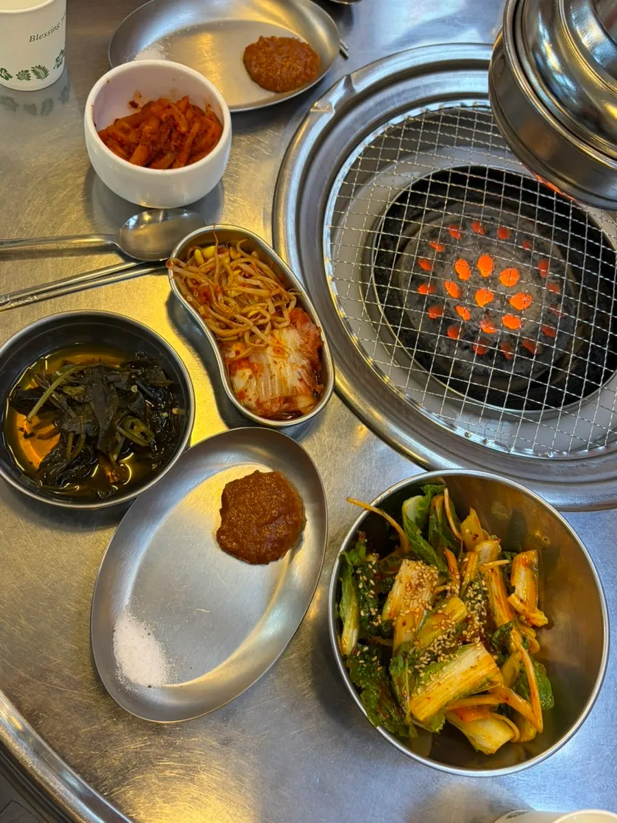 고기와 함께 차려진 기본찬 상차림