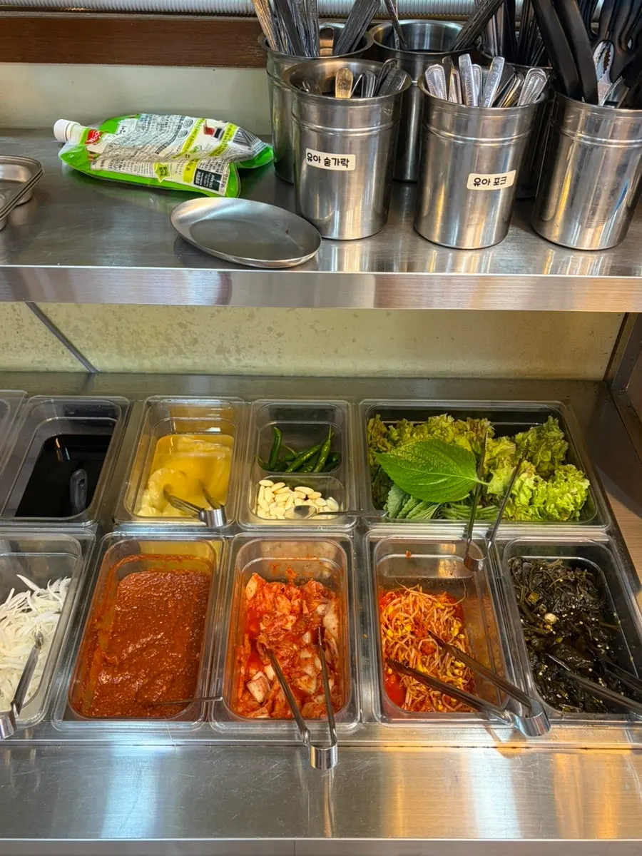 쌈과 반찬을 담아 먹는 셀프바 코너