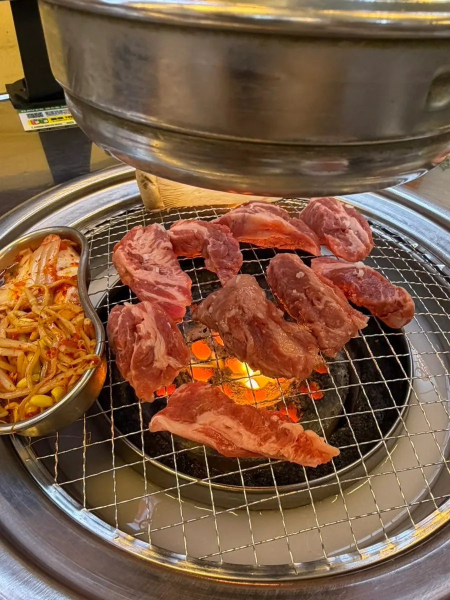 연탄불에 올린 소갈비살