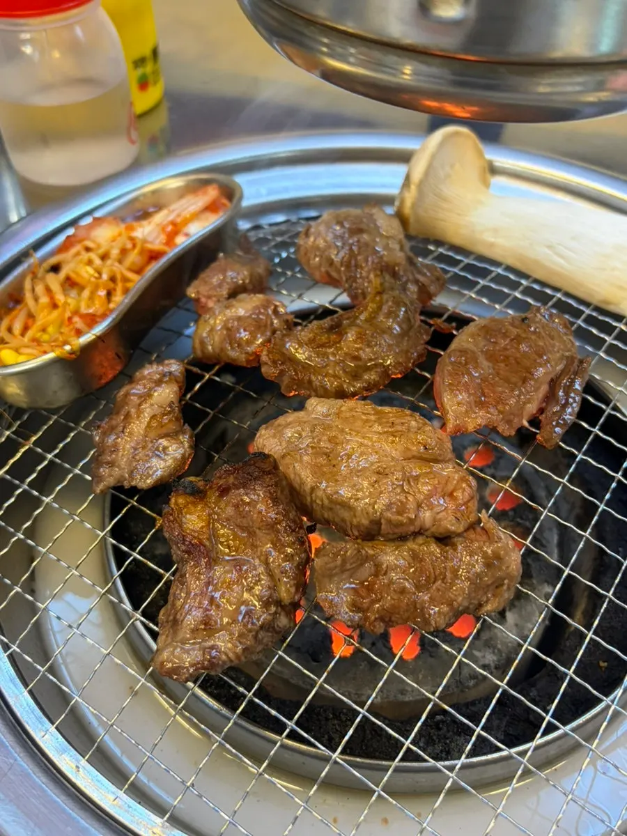 노릇하게 익은 소갈비살 한 점