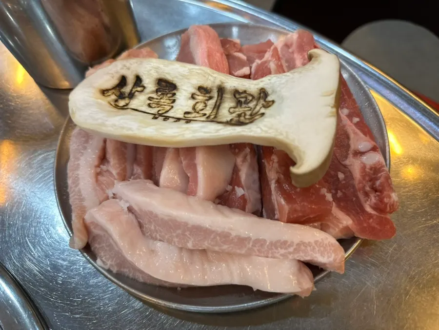 从自助吧盛来的一碗洋葱