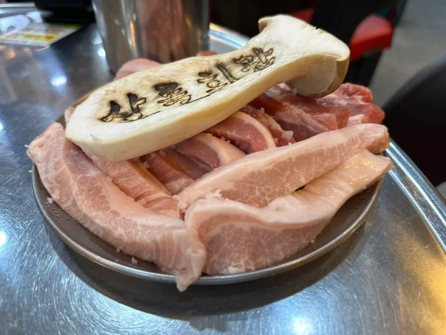 放着洋葱和酱汁的桌面