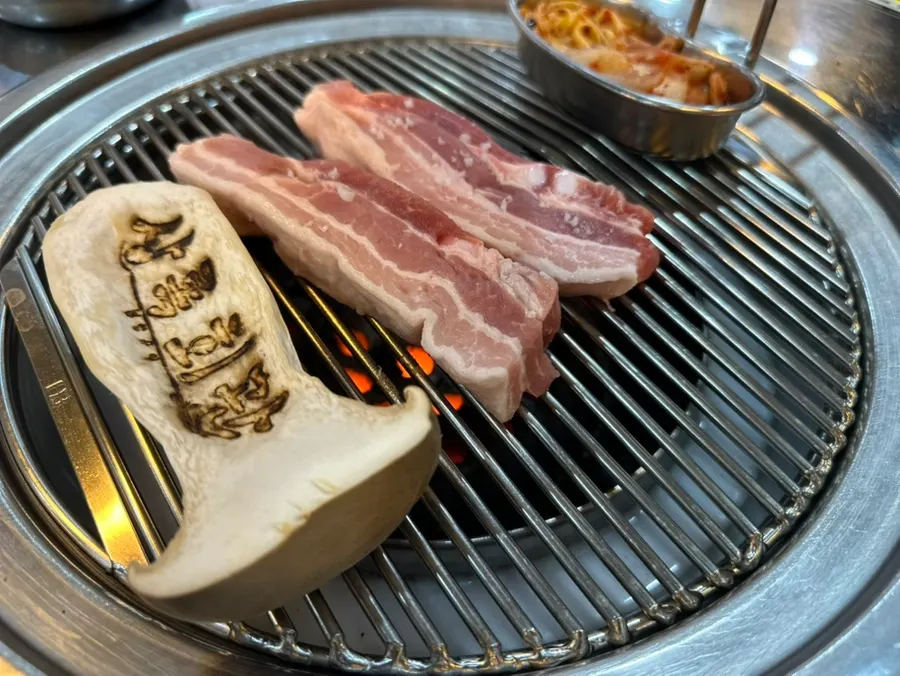点的生五花肉和猪颈肉拼盘