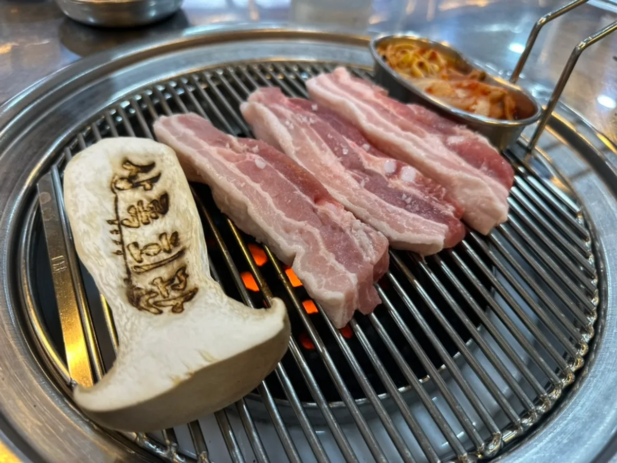 放在炭火上的五花肉