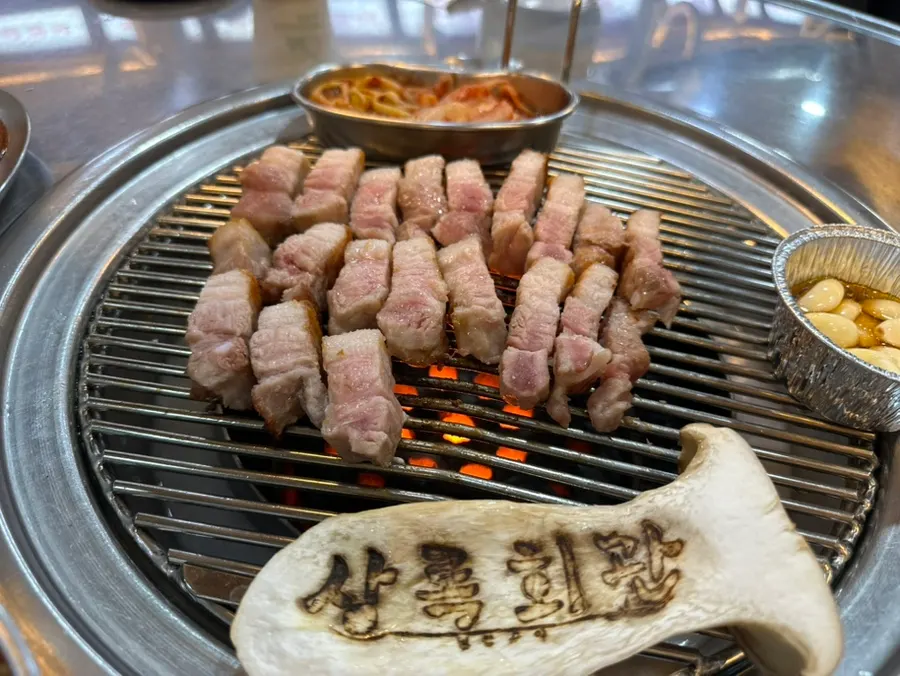 烤得金黄的炭火五花肉