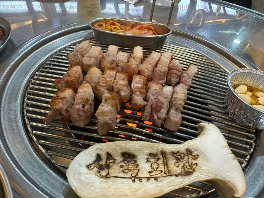 没有烤焦、均匀受热的五花肉