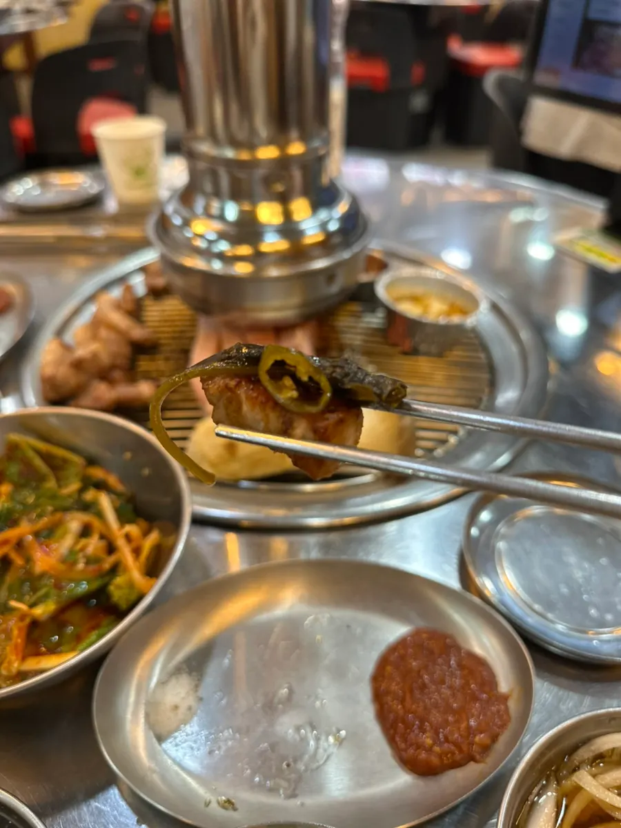 用紫苏叶辣椒酱菜包着吃的五花肉