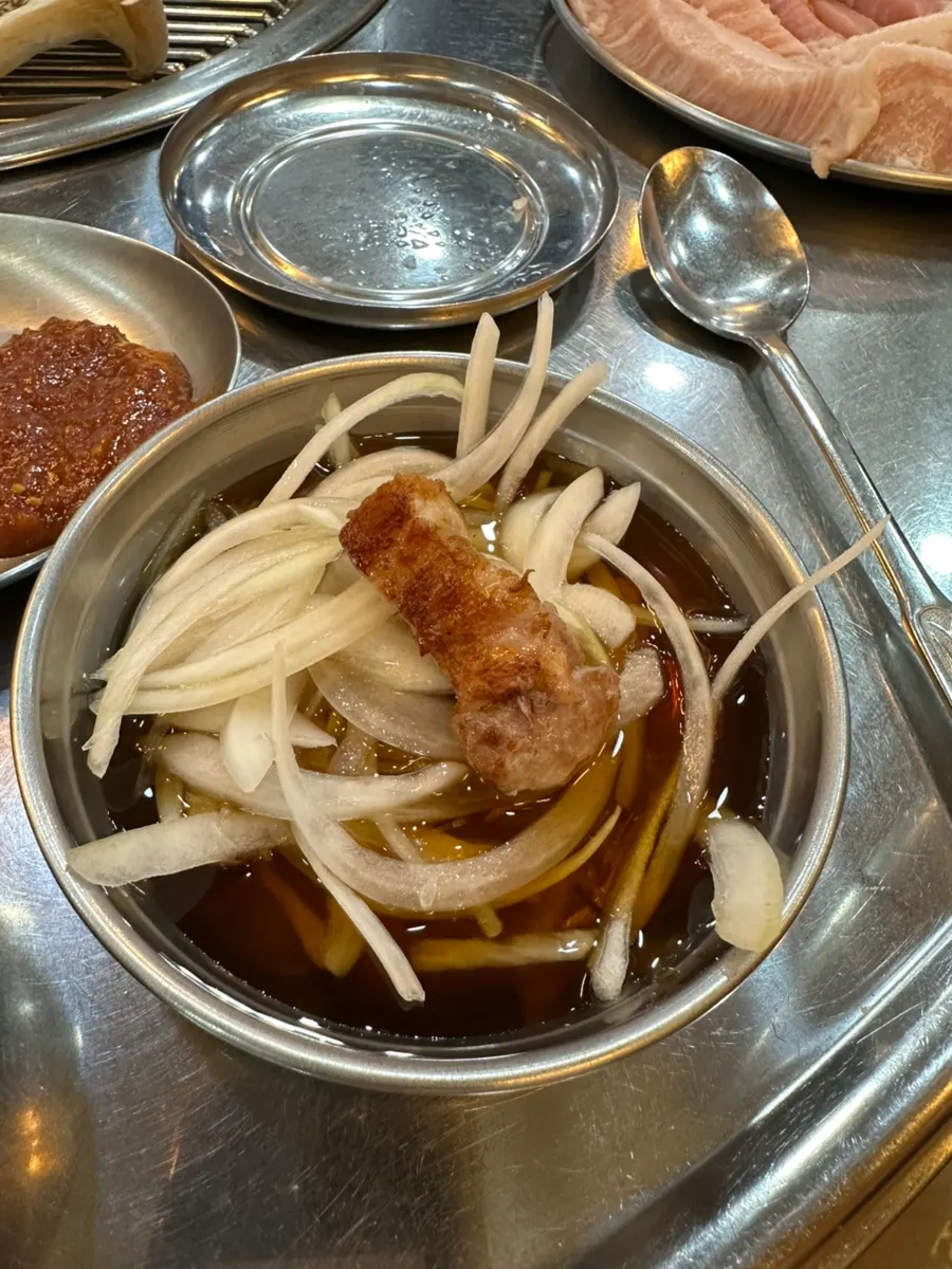 蘸了酱汁的洋葱和五花肉