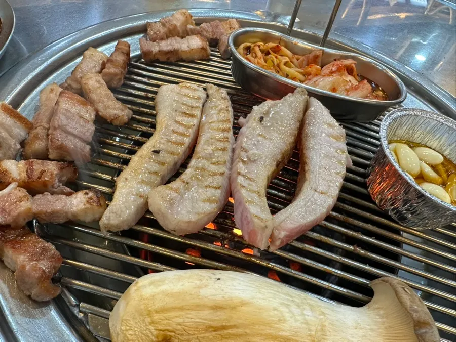 放在炭火上的猪颈肉