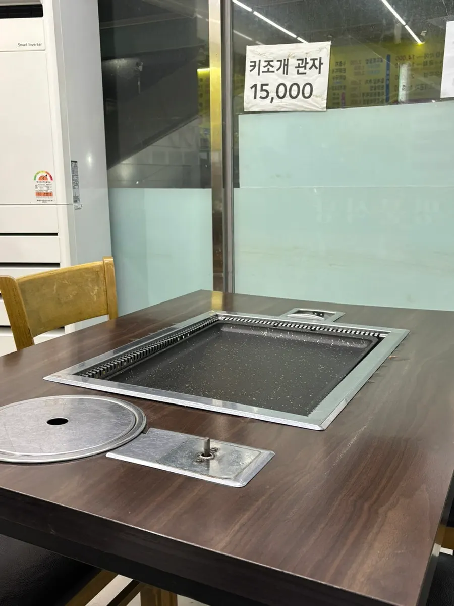 Table with a wide setup and a large grill