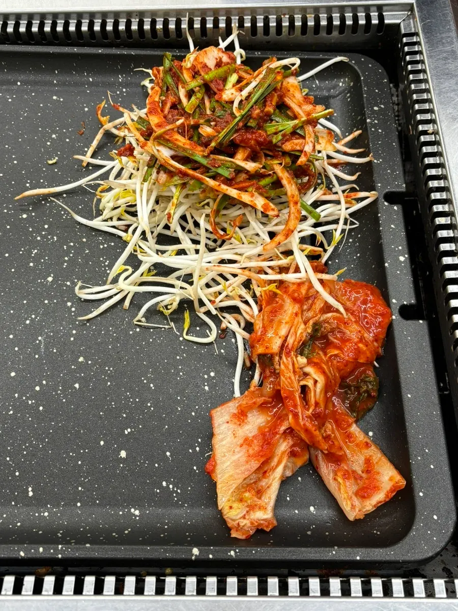 Naengkkotsamgyeop laid on the grill