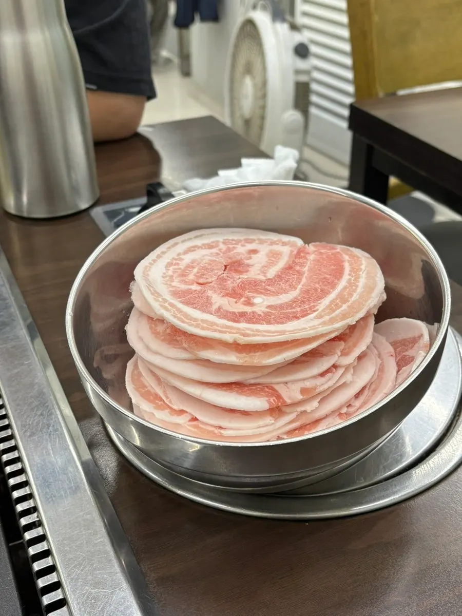 Plate of round-cut raw naengkkotsamgyeop pork