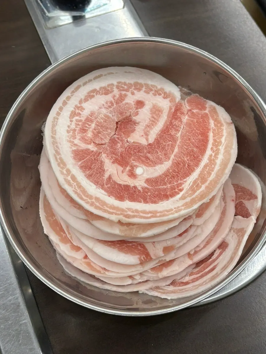 Close-up of naengkkotsamgyeop made with Boseong Nokdon pork