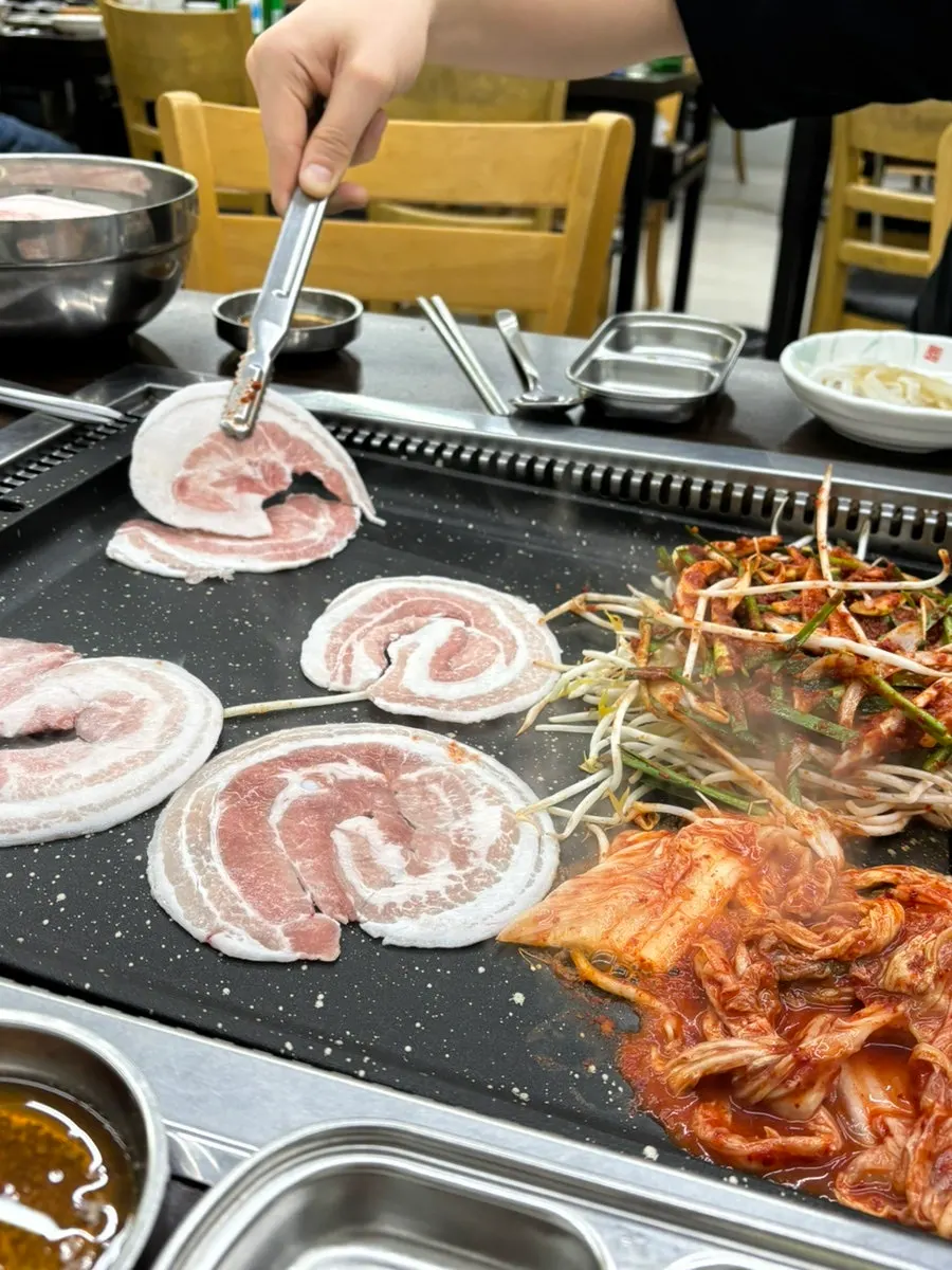 Naengkkotsamgyeop cooking quickly on the grill