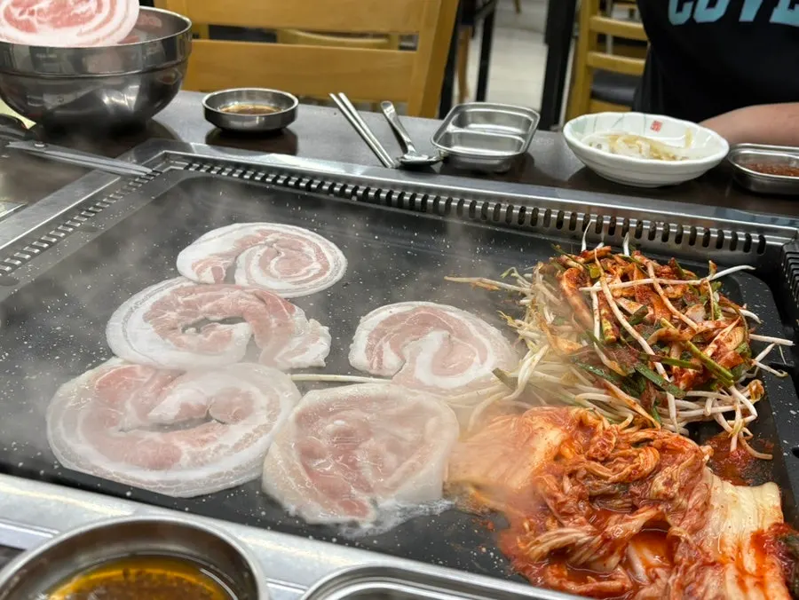 Grilled naengkkotsamgyeop with visible grain