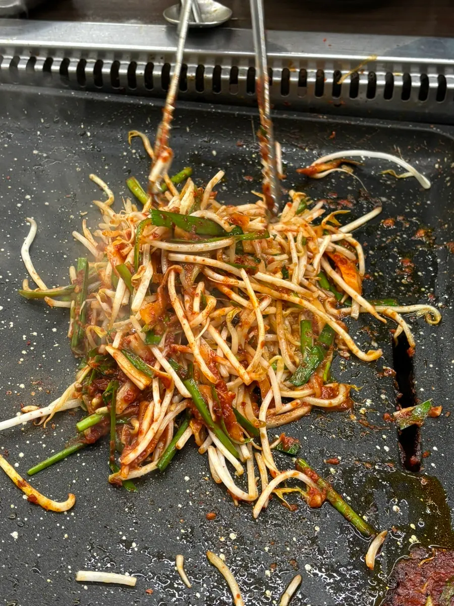 Additional order of naengkkotsamgyeop and bean sprout salad